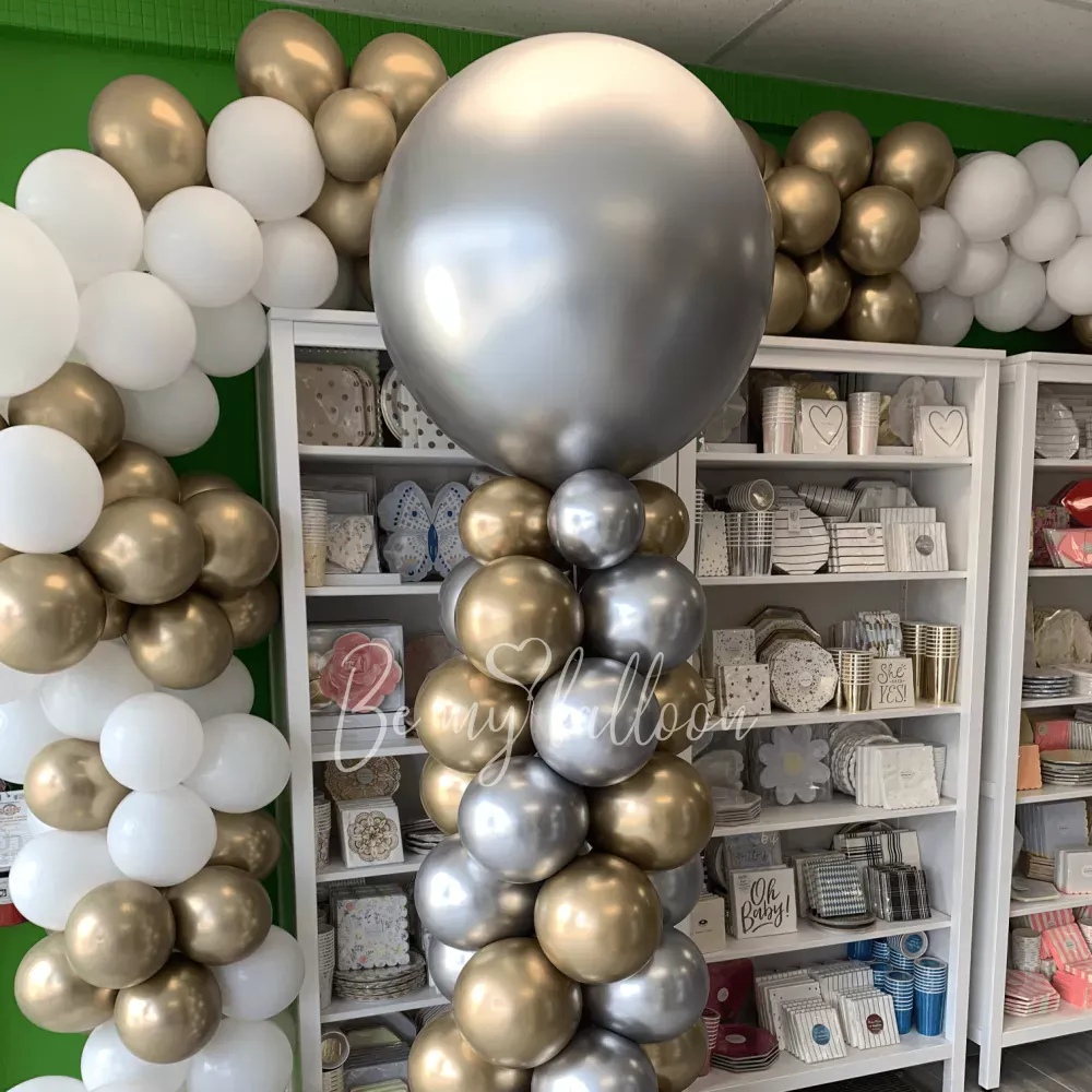 عمود كروم مكون من باقة من البالونات الضخمة