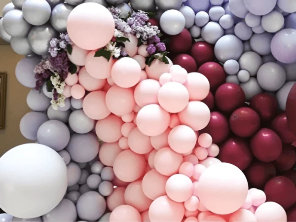 Features of the design of the shopping center with balloons